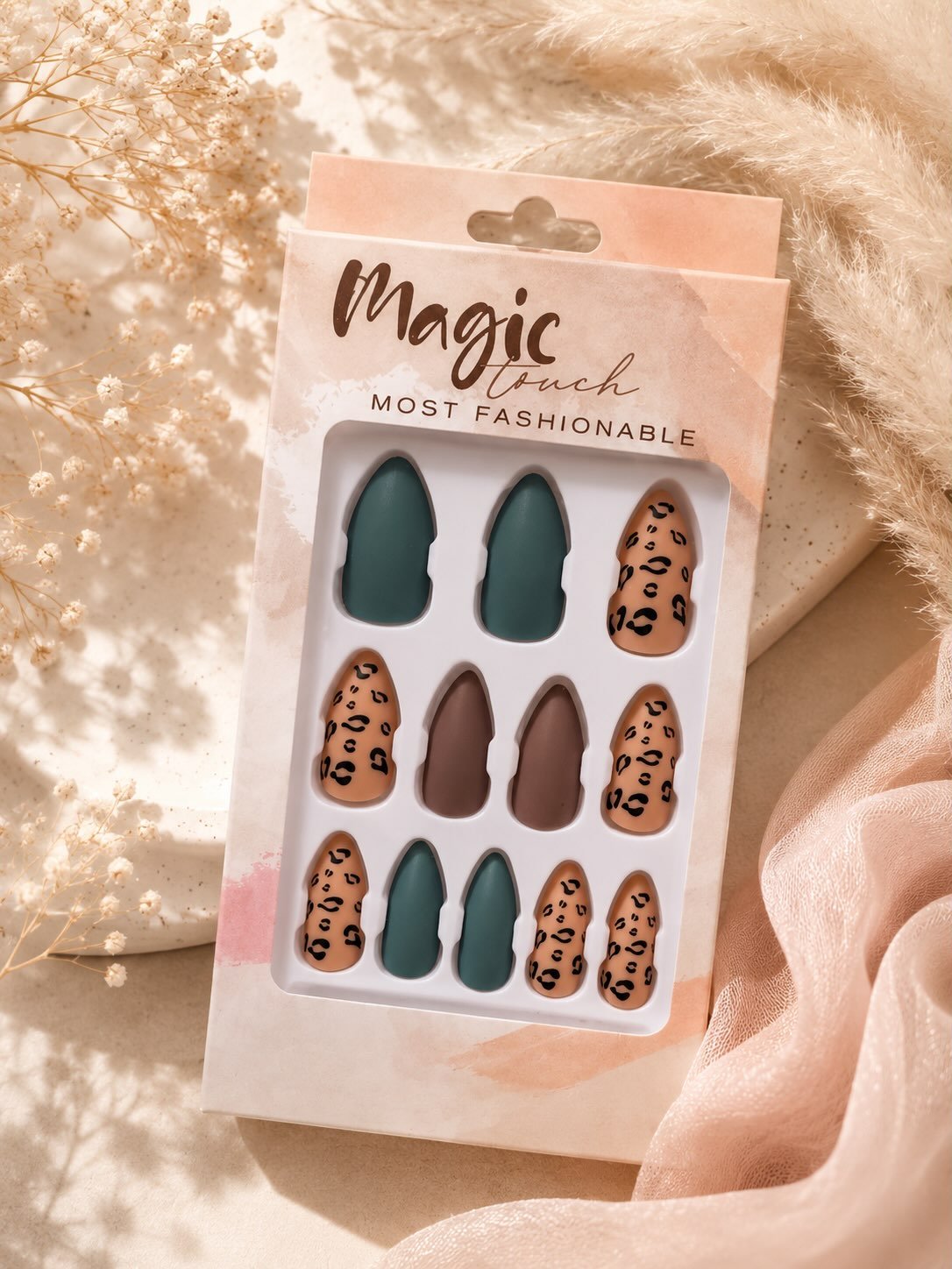 Leopar desenli ve koyu yeşil renkli 'Magic Touch' takma