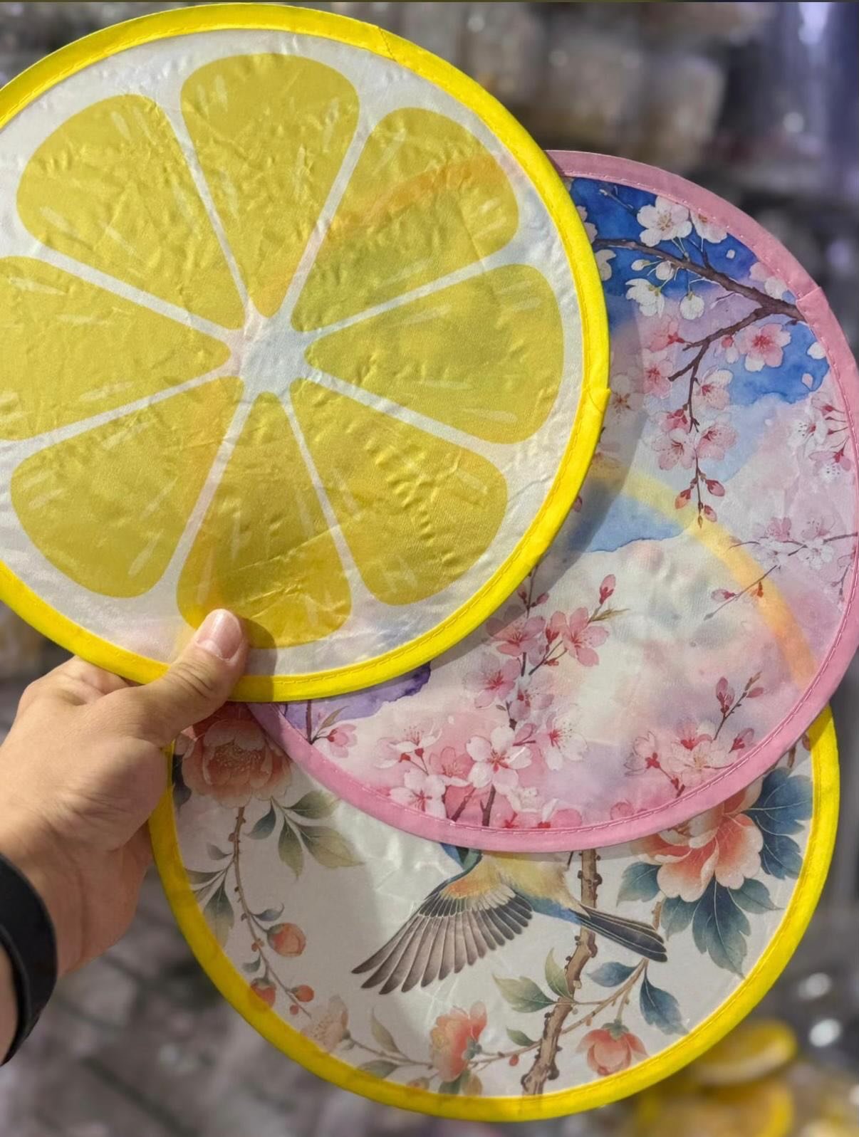 Limon ve çiçek desenli süs objesi ile birlikte el yelpazesi