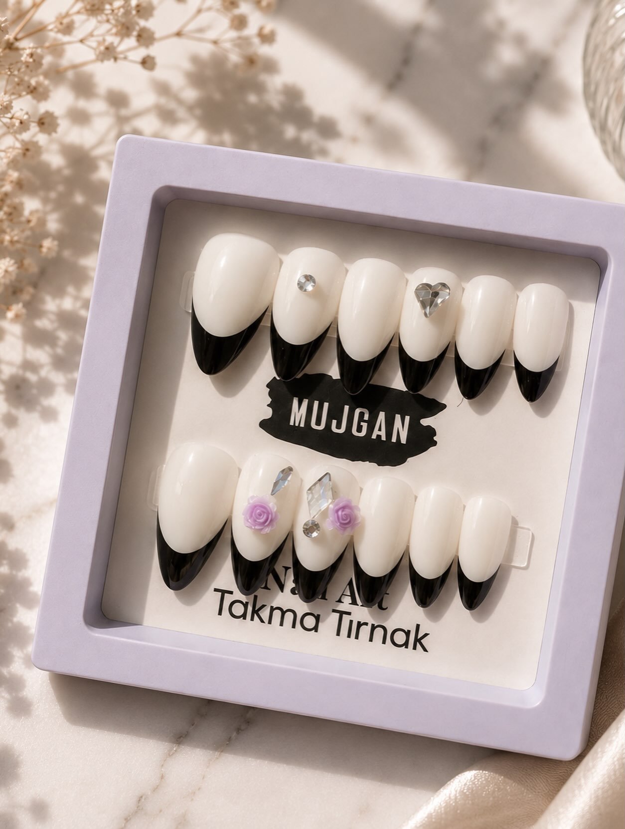 Siyah-beyaz, taşlı 'Mujgan Nail Art' takma tırnak seti
