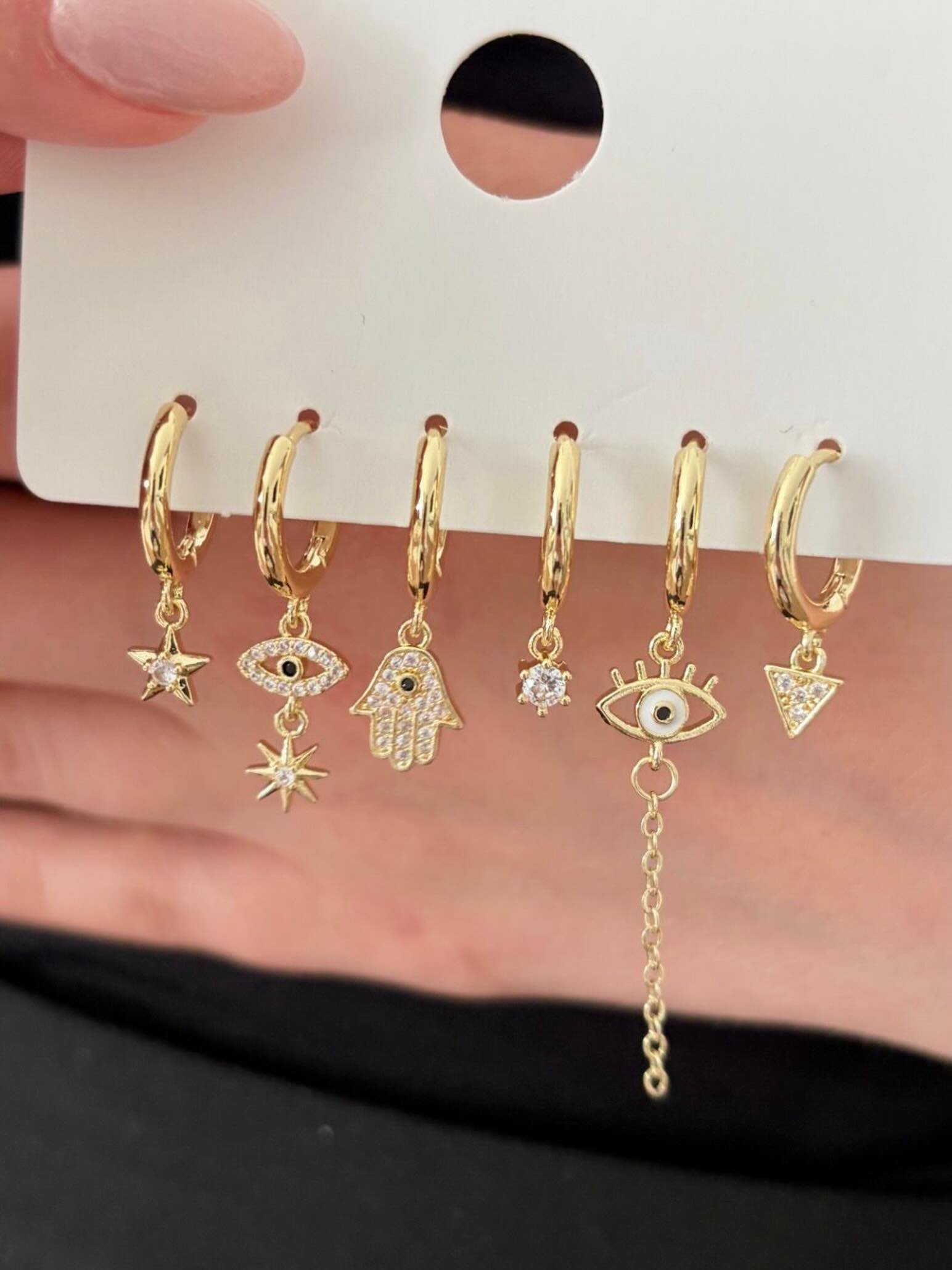 Yıldız, hamsa eli ve nazar boncuğu sarkantılı halka küpe