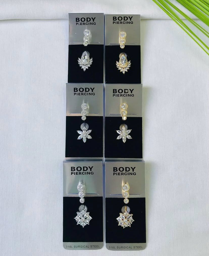 Kristal damla ve çiçek formunda, 'Body Piercing' kartlı