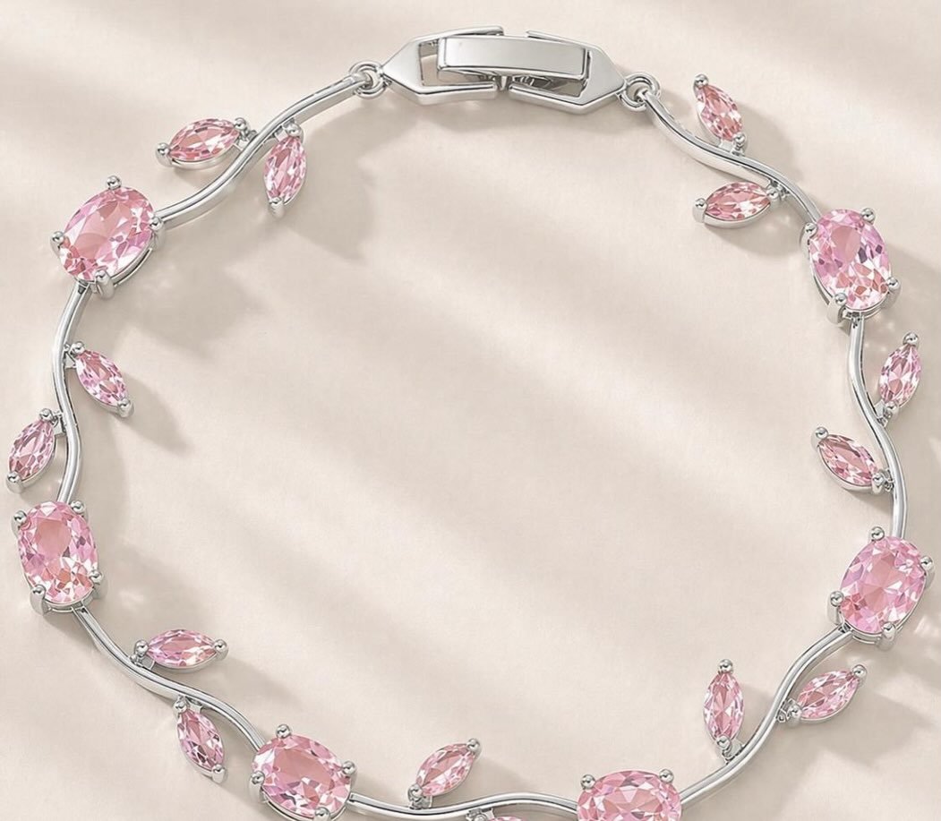 Pembe taşlı, yaprak formunda bağlantılı gümüş renkli