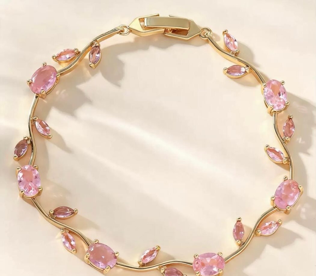 Pembe taşlı, yaprak formunda bağlantılı altın renkli