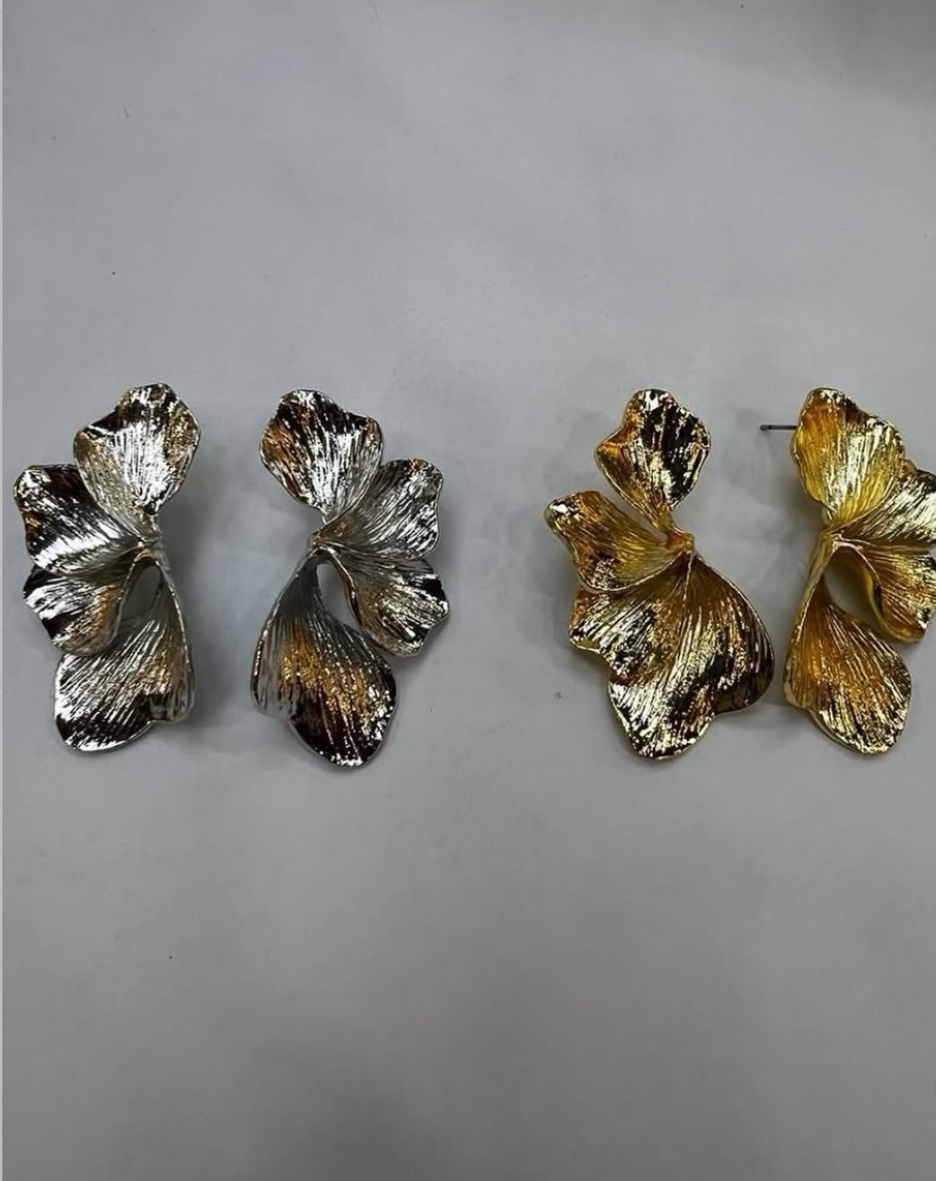 Metalik, buruşuk yaprak/petal formunda büyük saplı küpe
