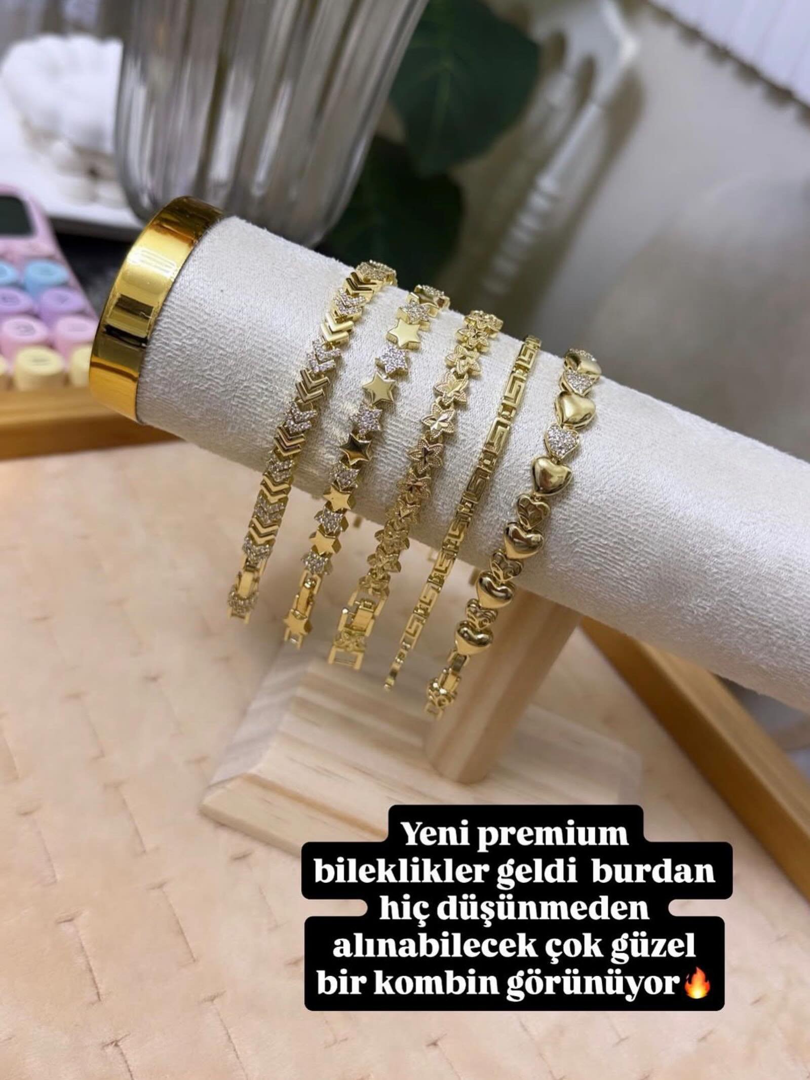 'Yeni premium bilezikler' tanıtım görseli - altın renkli