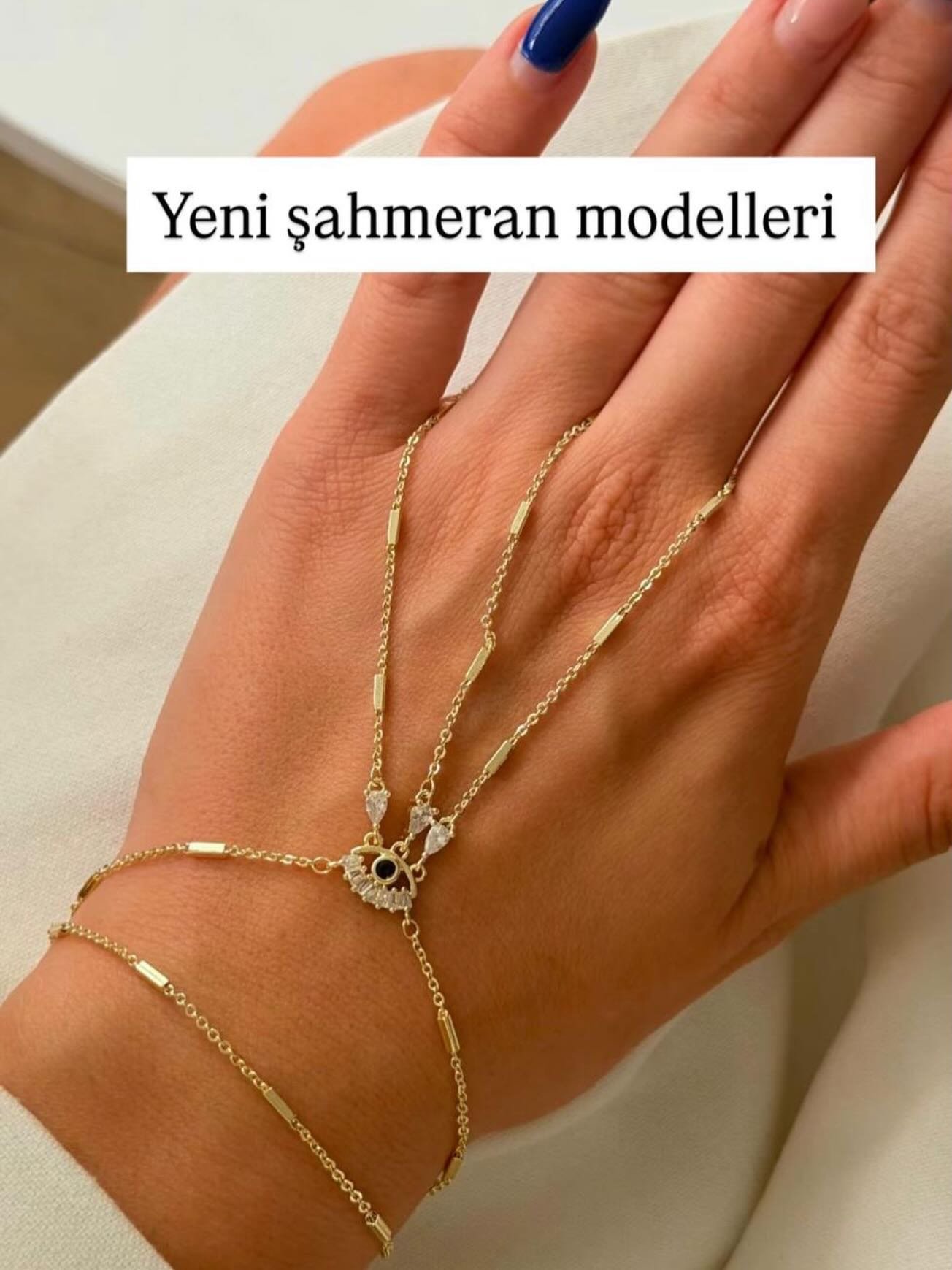 Madalyonlu, ince zincirli, halka ve bileklik bağlantılı el