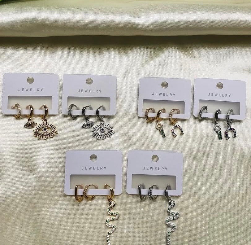 Kalp, halka ve zincirli farklı modellerde 'JEWELRY' kartlı