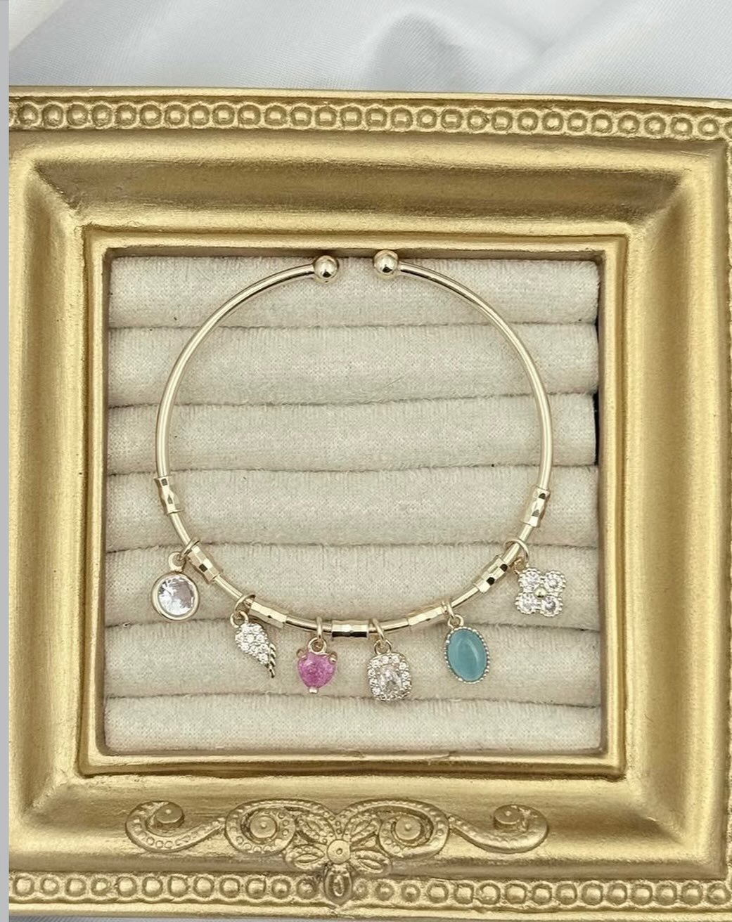Pembe, mavi, beyaz taş charm'lı ince altın bileklik
